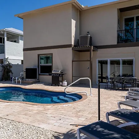Charming Coastal Haven: Heated Pool, Walk To Beach